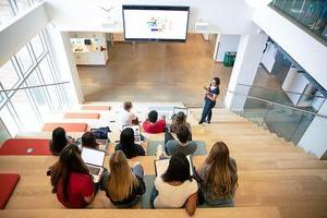 学生 watching a presentation