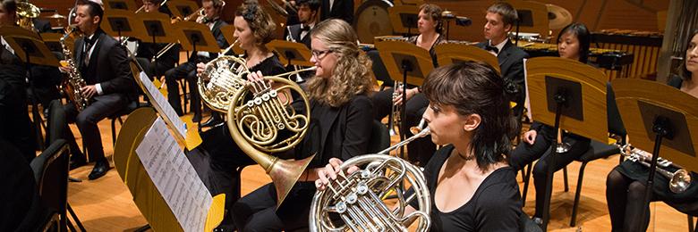 学生 rehearse in Musco Center for the 艺术