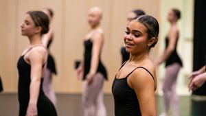 学生 in a dance class.